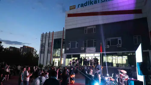 Diyarbakır'da Radikal Eğitim Kurumları mezunları okul kampüsünde kep fırlattı