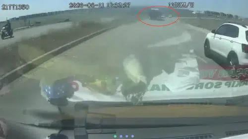 Diyarbakır Bağlar'da belediye otobüsünün neden olduğu kaza kameraya yansıdı