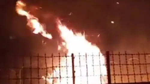 Kayapınar Gaziler'de kontrolsüz havai fişek paniği Okul bahçesi alevlere teslim oldu