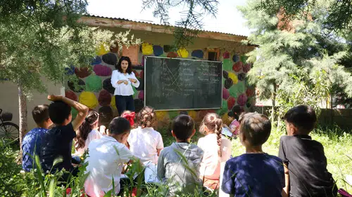 Diyarbakır Eğil'de ezber bozan eğitim Köy okulunda dersler bahçeye taşındı