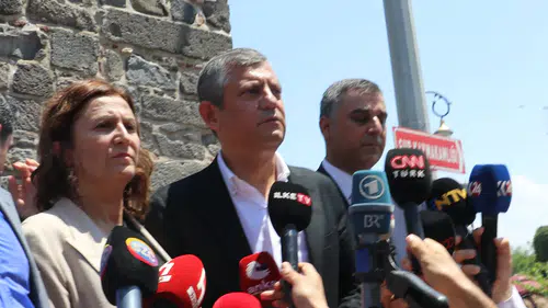 Özgür Özel Diyarbakır'da Tahir Elçi'nin anısına karanfil bıraktı Yol cümleden uludur