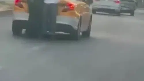 Diyarbakır Yenişehir'de akıllara durgunluk veren patenli taksi yolculuğu