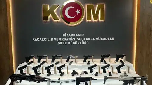 Diyarbakır'da nefes kesen operasyon Otomobilin gizli bölmelerinden cephanelik çıktı