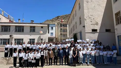 Çermik'te müzik ziyafeti Üç ortaokulun koro performansı izleyicilerden tam not aldı