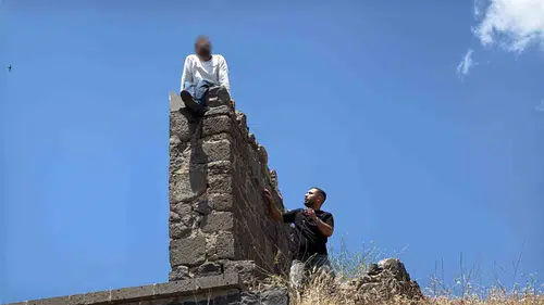 Diyarbakır'ın tarihi Sur ilçesinde yürek yakan intihar girişimi Bir saat sonra ikna edildi