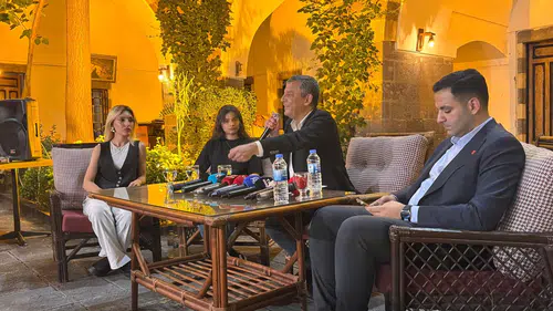 Diyarbakır ziyaretini gençlerle sürdüren Özgür Özel Yerel yönetimlerde yeni bir dönem