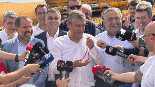 Bismil'de buğday hasadına katılan Özgür Özel'den çiftçilere borç faizi sözü