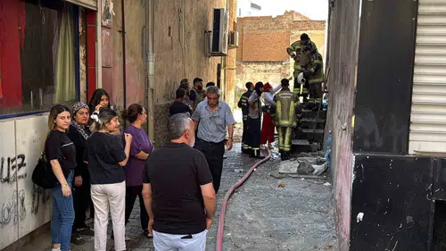 Diyarbakır Bağlar'da apartman girişinde korkutan yangın İtfaiye büyümeden söndürdü