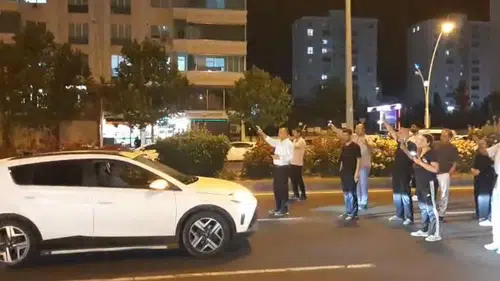 Diyarbakır Kayapınar’da ölümlü kazalara tepki Mahalleli Fırat Bulvarı’nı trafiğe kapattı