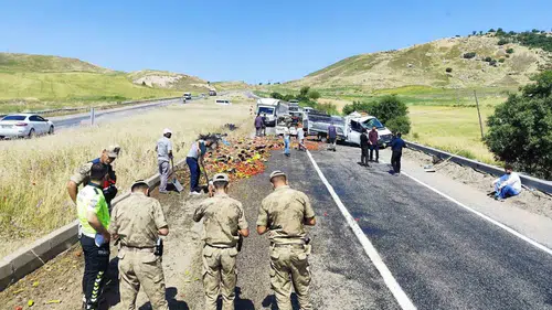 Silvan yolunda tekeri patlayan kamyonet trafiği kilitledi Tonlarca ürün yola saçıldı