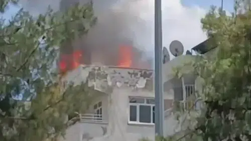 Diyarbakır Bağlar’daki Kaynartepe Mahallesi’nde beş katlı apartmanın çatısında yangın