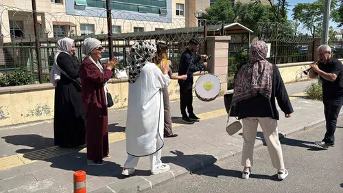 Diyarbakır'da 2 yıllık boşanma davası Adliye çıkışında davullu halay ve bağlamalı yanıt