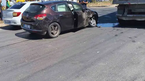 Diyarbakır Bağlar havalimanı yolunda feci çarpışma 3 vatandaşımız yaralandı