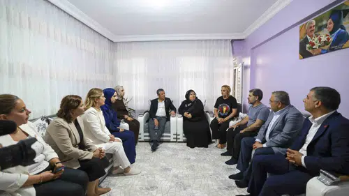 Diyarbakır'da duygusal buluşma Özgür Özel, Rojin Kabaiş'in ailesine taziye ziyaretinde