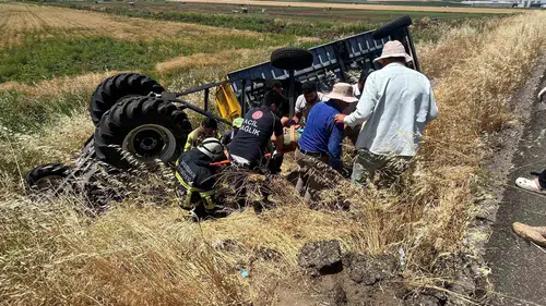 Diyarbakır-Bismil kara yolunda traktör kazası Sürücü sıkıştığı yerden kurtarıldı