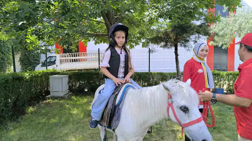 Diyarbakır'da burslu öğrenciler ve aileleri Çınar'daki hipodromda bir araya geldi