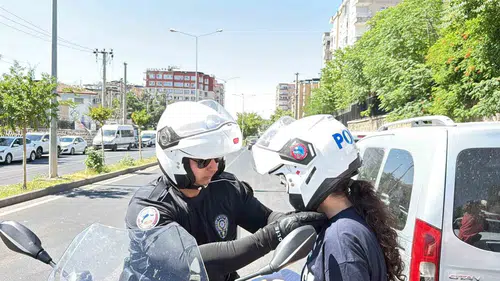 Diyarbakır'da TYT sınavı telaşı Yanlış okula giden adayları polis ekipleri yetiştirdi