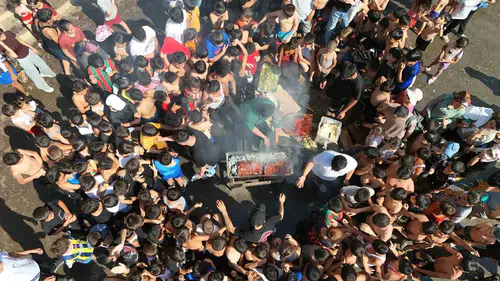 Diyarbakır'ın tarihi Anzele Parkı'nda yüzen çocuklar için 100 kilo ciğer pişirildi