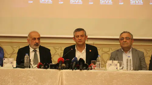 Özgür Özel Diyarbakır'da konuştu Mesele CHP'nin iç tartışması değil, demokrasi meselesidir
