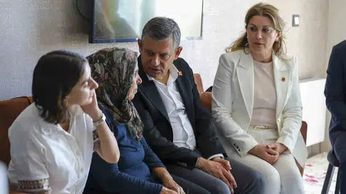 Diyarbakır’da Gülistan Doku’nun ailesini ziyaret eden Özgür Özel'den adalet mesajı