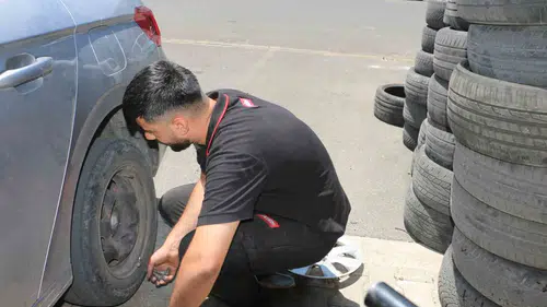 Diyarbakır'da sıcaklar bastırdı Sürücülerin yazlık lastik mesaisi sanayide başladı