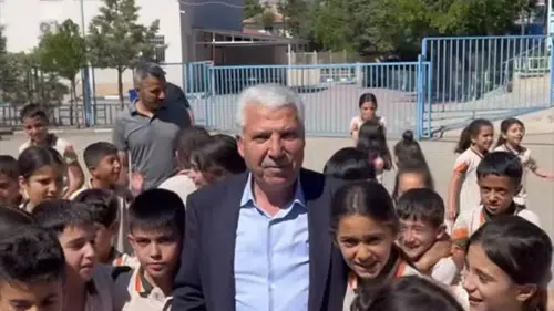 Çermik'te minik öğrencilerin kitap sevinci Belediye Başkanı Karamehmetoğlu okula konuk