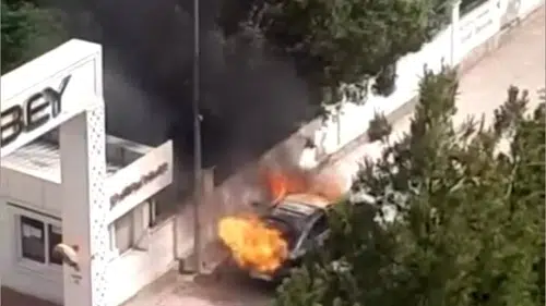 Bağlar'da araç yangını paniği Seyir halindeki otomobil alevler içinde kalarak yandı