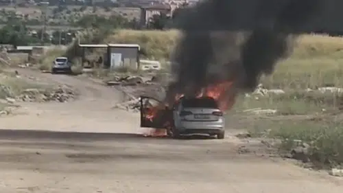Diyarbakır Yenişehir'de korku dolu anlar Seyir halindeki otomobil küle döndü