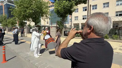 Diyarbakır'da boşanma davası sonrası adliye önünde sıra dışı kutlama Davul zurnayla halay