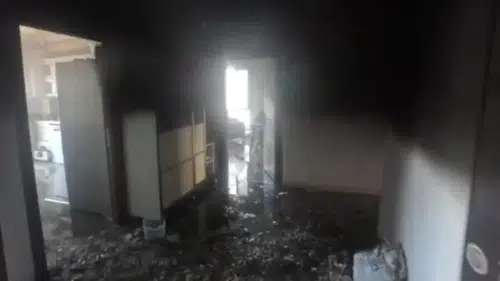 Bağlar'daki dairede klima kaynaklı yangın dehşeti İtfaiye erinin kamerasına yansıdı