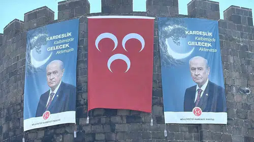 Diyarbakır'ın tarihi surlarına MHP lideri Bahçeli'nin görseli ve kardeşlik temalı