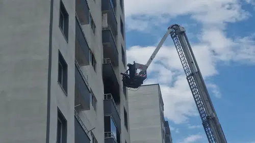 Diyarbakır Yenişehir'de 13 katlı binanın 7'nci katında yangın paniği yaşandı