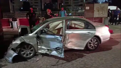 Kayapınar Gaziler'de tır ve iki otomobilin karıştığı zincirleme kazada 3 kişi yaralandı