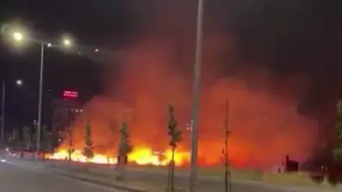 Kayapınar Mezopotamya Bulvarı’nda korkutan yangın Ekipler alevleri gece söndürdü