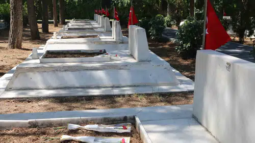 Diyarbakır'da 15 Temmuz'un 10'uncu yılında şehitler dualarla anıldı