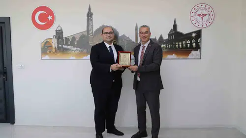Dicle İlçe Sağlık Müdürü Uzm. Dr. Fırat Köse’ye veda ziyareti Hizmetleri için plaket