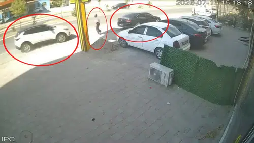 Silvan'da kontrolden çıkan araç faciayı kıl payı teğet geçti Yayanın refleks anı kamerada