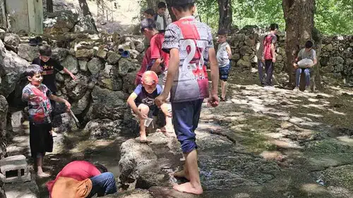 Silvan Görentepe'de gönüllü seferberliği İmam ve talebeler köy çeşmesini ihya etti
