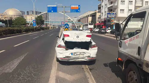 Diyarbakır-Şanlıurfa kara yolunda iki otomobil çarpıştı 7 aylık hamile sürücü hastanelik
