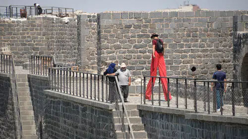 Diyarbakır Surları'nda yürekleri ağza getiren tahta bacaklı yürüyüş Farkındalık için çıktı