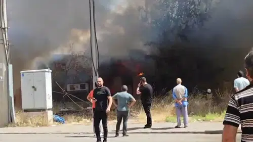 Diyarbakır'ın Kayapınar ilçesinde marangoz atölyesinde yangın 2 kişi dumandan etkilendi