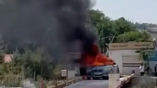 Diyarbakır Sur hattında korkutan araç yangını Çarıklı Mahallesi'nde otomobil hurdaya döndü