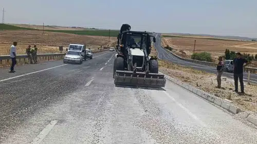 Diyarbakır-Mardin kara yolunda hafriyat kamyonu devrildi Çınar’da ulaşım aksadı