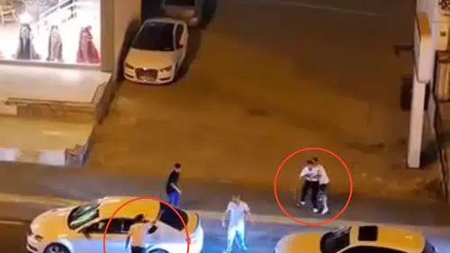Diyarbakır'ın Bağlar ilçesinde trafiğin ortasında sopalı kavga O anlar kamerada