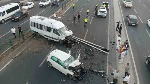 Diyarbakır-Şanlıurfa yolunda zincirleme kaza Karşı şeride geçen minibüs dehşet saçtı