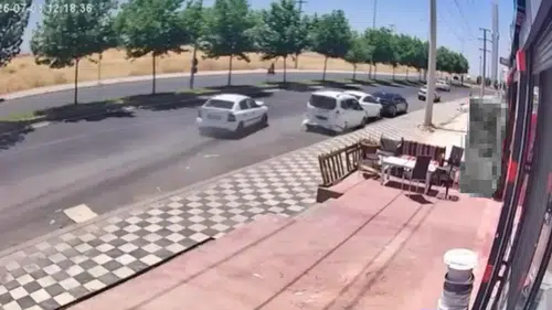 Diyarbakır Bağlar’da korkutan trafik kazası Kontrolden çıkan otomobil araçlara çarptı