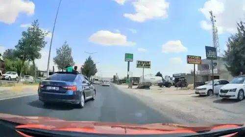 Diyarbakır-Ergani karayolunda yürekleri ağza getiren görüntüler Çocuklar sunrooftan sarktı