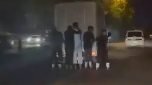 Diyarbakır trafiğinde patenli tehlike Hareket halindeki pikaba tutunup kilometrelerce-yol-gittiler