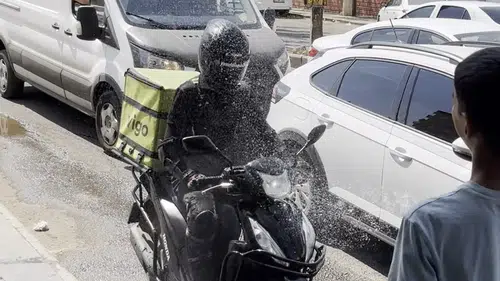 Diyarbakır'da termometreler 40 dereceyi devirdi Sıcaktan bunalanlar çareyi hortumda buldu