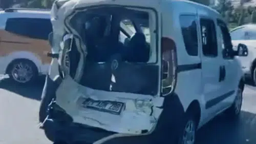 Diyarbakır Yenişehir'de trafik felç oldu İstasyon Caddesi'nde beş araç birbirine girdi